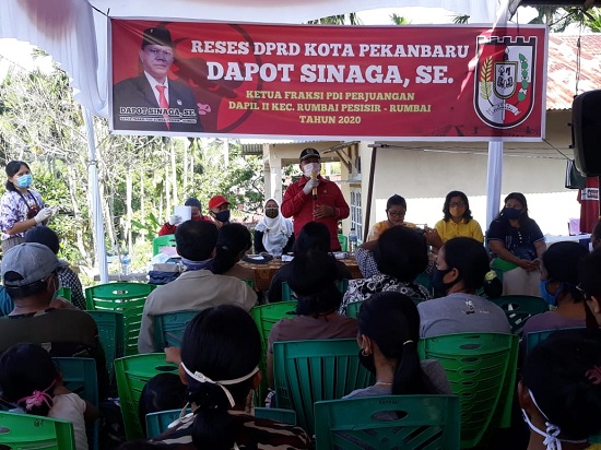 Semenisasi Jalan, PPDB dan E-KTP Usulan Saat Reses Dapot Sinaga Di Jalan Petra Palas